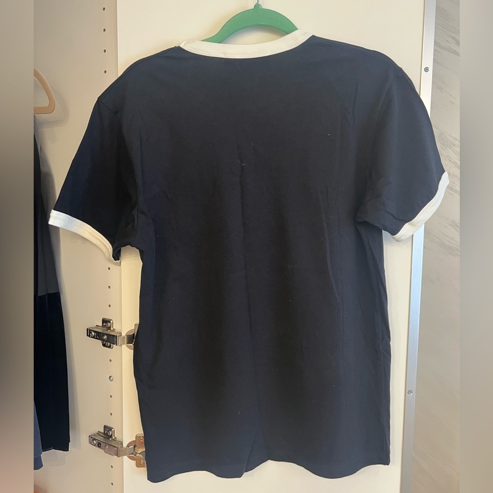 Gucci Black T-Shirt with Gold and Red Logo - Picture 2 of 9